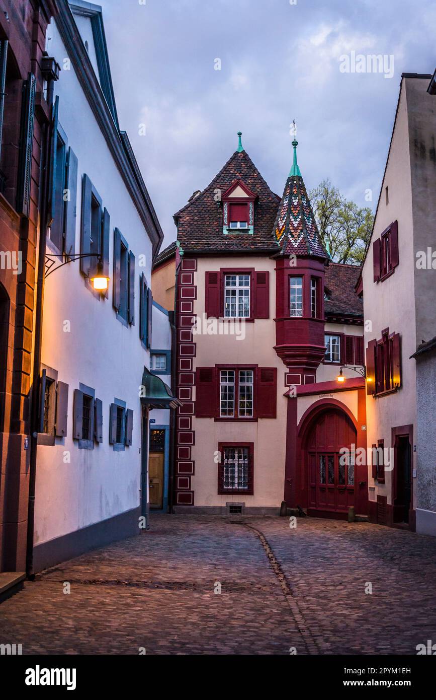 Fußgängerzone der Altstadt mit stimmungsvollen Straßen und Architektur in der Abenddämmerung, Basel, Schweiz Stockfoto