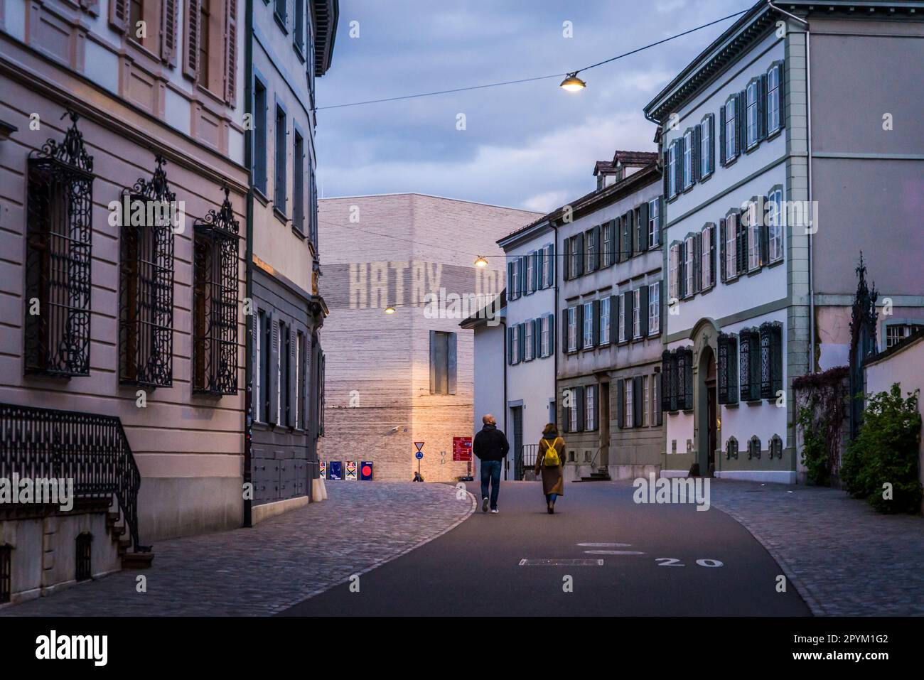 Fußgängerzone der Altstadt mit stimmungsvollen Straßen und Architektur in der Abenddämmerung mit Kunstmuseum im Hintergrund, Basel, Schweiz Stockfoto