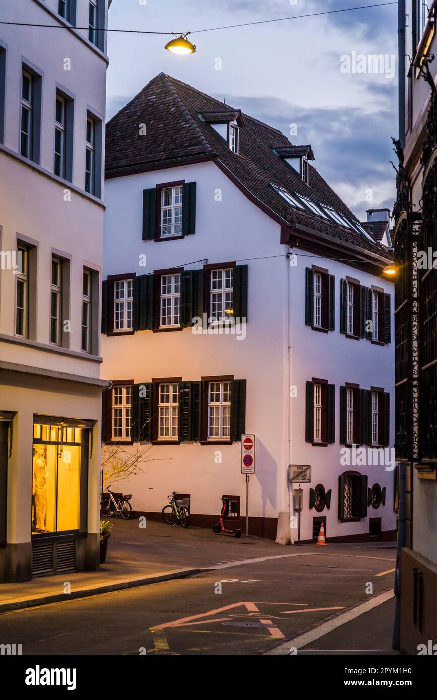 Fußgängerzone der Altstadt mit stimmungsvollen Straßen und Architektur in der Abenddämmerung, Basel, Schweiz Stockfoto
