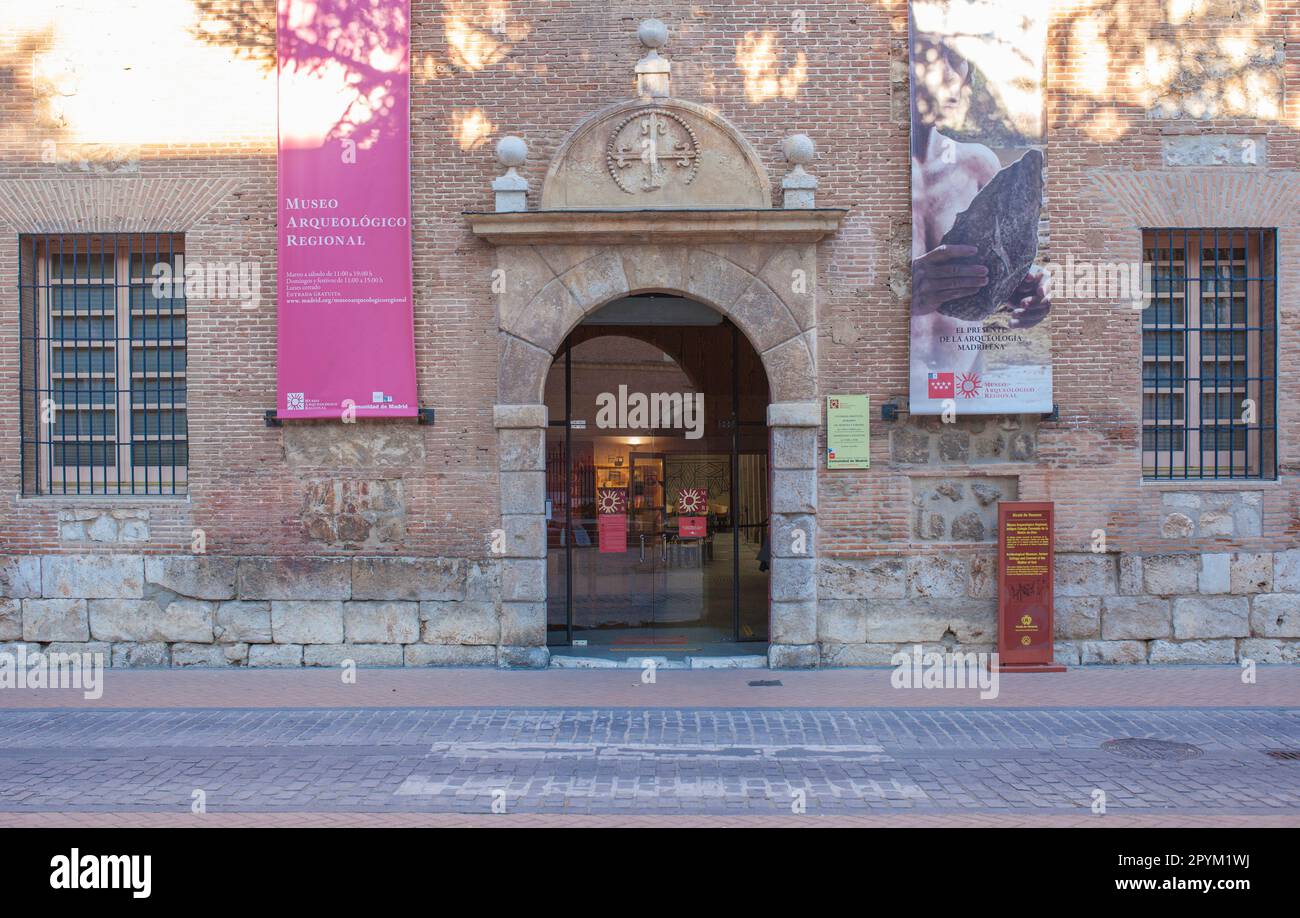 Alcala de Henares, Spanien - 10. Okt. 2020: Haupteingang. Regionales Archäologisches Museum von Madrid Stockfoto