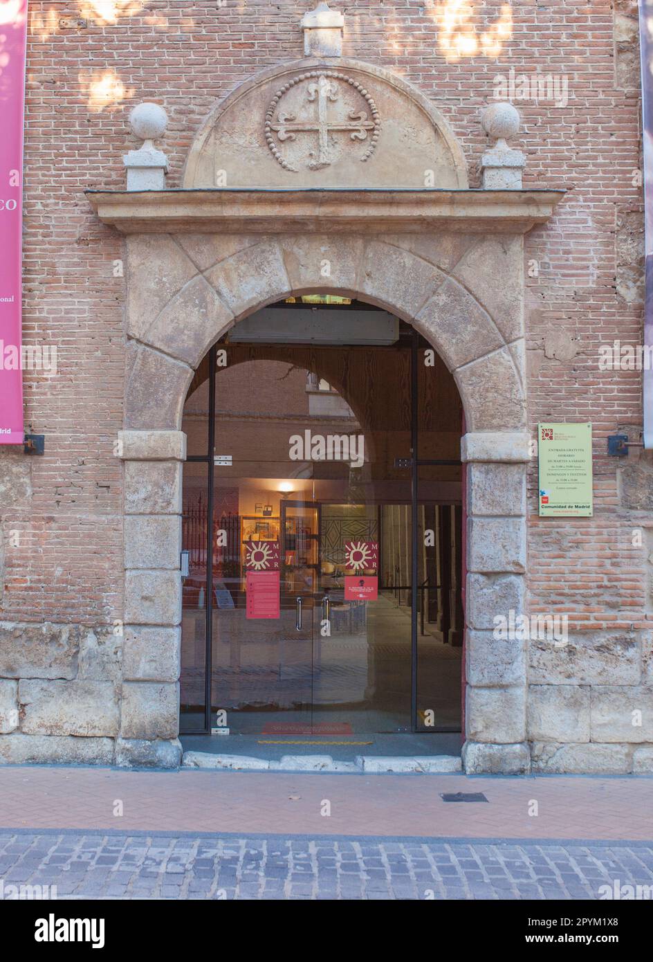 Alcala de Henares, Spanien - 10. Okt. 2020: Haupteingang. Regionales Archäologisches Museum von Madrid Stockfoto