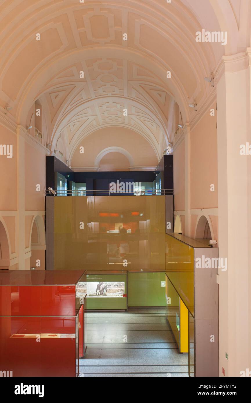 Alcala de Henares, Spanien - 10. Oktober 2020: Regionales Archäologisches Museum von Madrid. Innenausstattung des Gebäudes Stockfoto