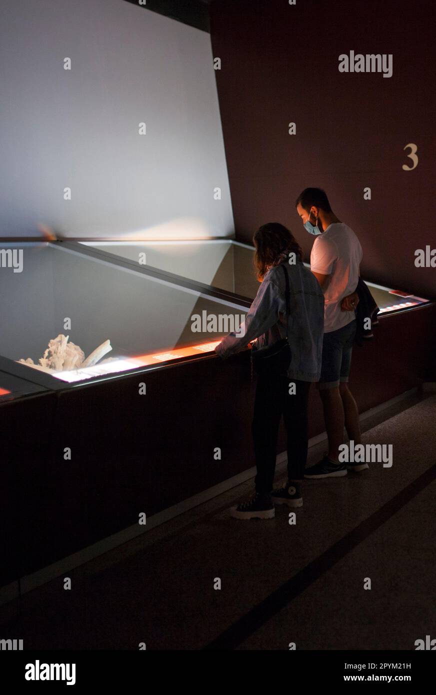 Alcala de Henares, Spanien - 10. Okt. 2020: Besucher der Ausstellung im Archäologischen Nationalmuseum von Madrid. Regionale Archäologische Muse Stockfoto