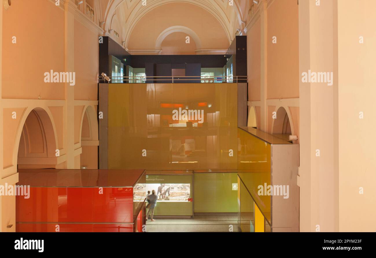 Alcala de Henares, Spanien - 10. Okt. 2020: Besucher der Ausstellung im Archäologischen Nationalmuseum von Madrid. Regionale Archäologische Muse Stockfoto