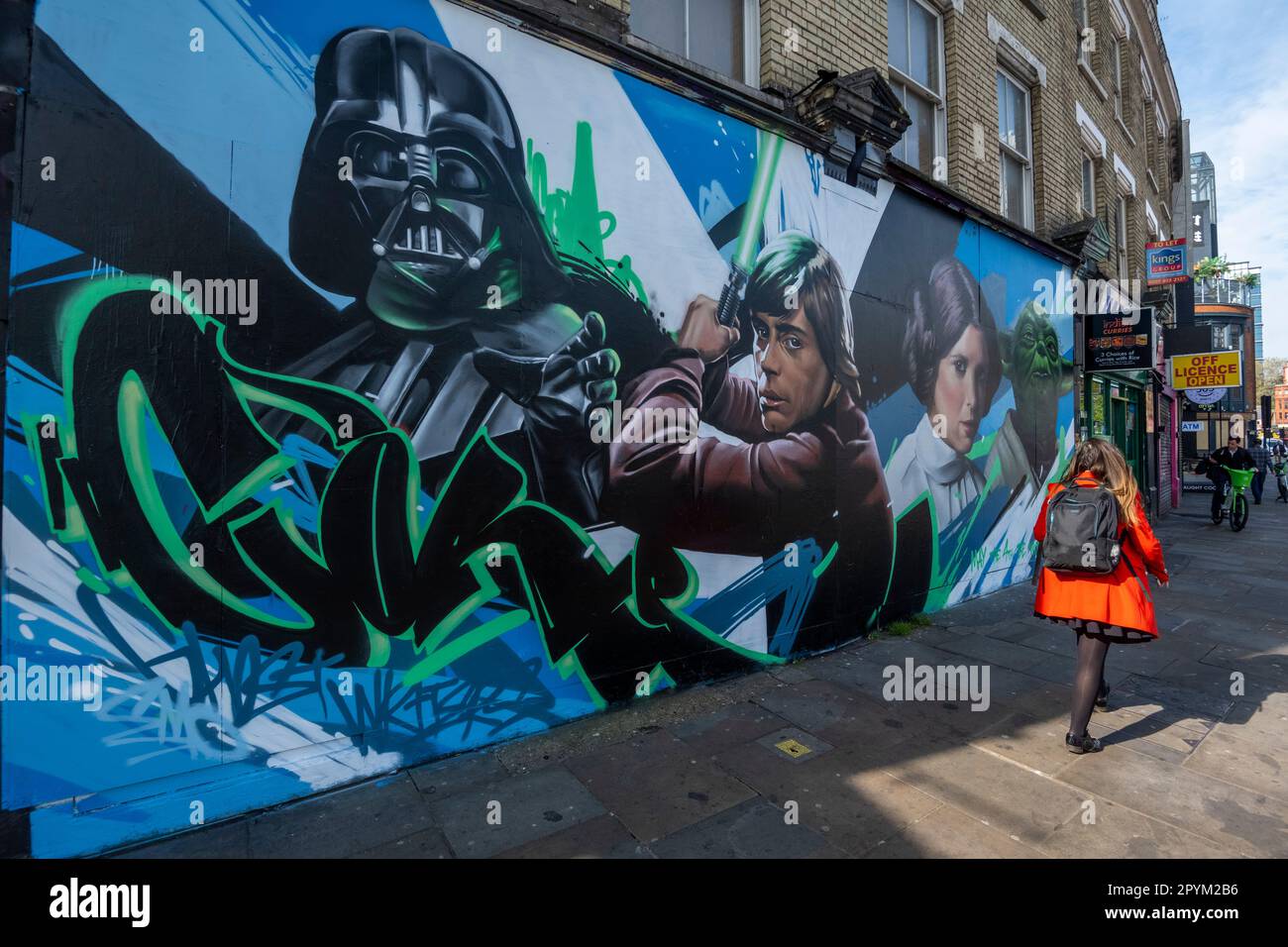 London, Großbritannien. 4. Mai 2023 Die Menschen in Shoreditch passieren ein neu enthüllltes, von Star Wars inspiriertes Wandgemälde, das vom Straßenkünstler Nacho Welles am so genannten „Star Wars Day“ gemalt wurde. Star Wars-Fans bemerkten, dass der erste Teil des Satzes aus den Filmen „May the Force Be With You“ wie „May the Fourth“ klingt, sodass der 4. Mai die offensichtliche Wahl wurde, um das Franchise zu feiern. Kredit: Stephen Chung / Alamy Live News Stockfoto