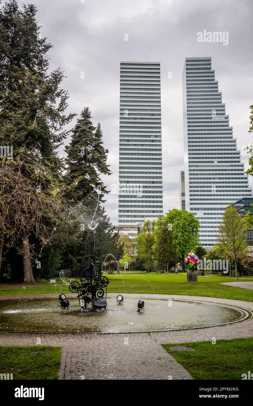 Niki de Saint Phalle's Nana Statue im Garten des Tinguely Museums und Roche Towers Gebäude 1 und Gebäude 2 Wolkenkratzer entworfen von Architecture f Stockfoto