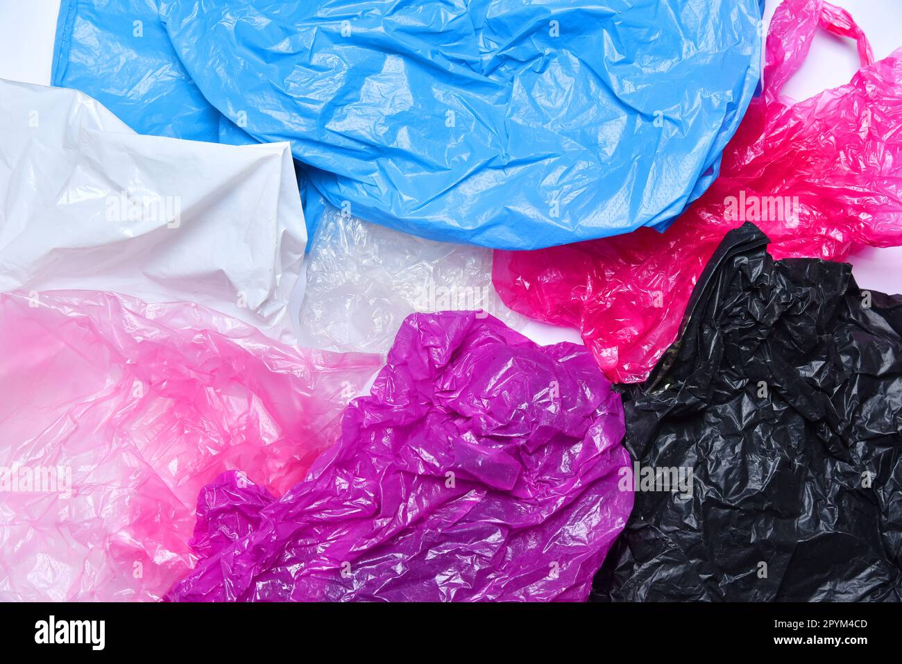 Farbenfrohes Verpackungsmuster aus Kunststoffbeuteln. Ein Stapel zerknitterter Plastikbeutel Stockfoto