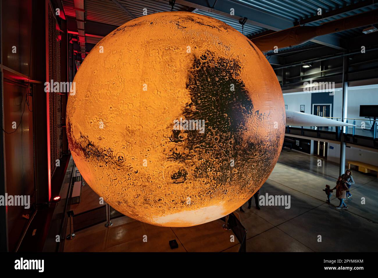 Künstler Luke Jerram's Mars Installation bei Aerospace Bristol, als Teil einer neuen Ausstellung „Journey to Mars“. Die temporäre Ausstellung feiert den 20. Jahrestag des Mars Express, Europas erste Mission zum Mars, mit Modellen des Mars Express Orbiter und der Beagle 2 Lander neben der Skulptur des Künstlers Mars. Foto: Donnerstag, 4. Mai 2023. Stockfoto Künstler Luke Jerram's Mars Installation bei Aerospace Bristol, als Teil einer neuen Ausstellung „Journey to Mars“. Die temporäre Ausstellung feiert den 20. Jahrestag des Mars Express, Europas erste Mission zum Mars, mit Modellen des Mars Express Orbiter und der Beagle 2 Lander neben der Skulptur des Künstlers Mars. Foto: Donnerstag, 4. Mai 2023. Stockfoto