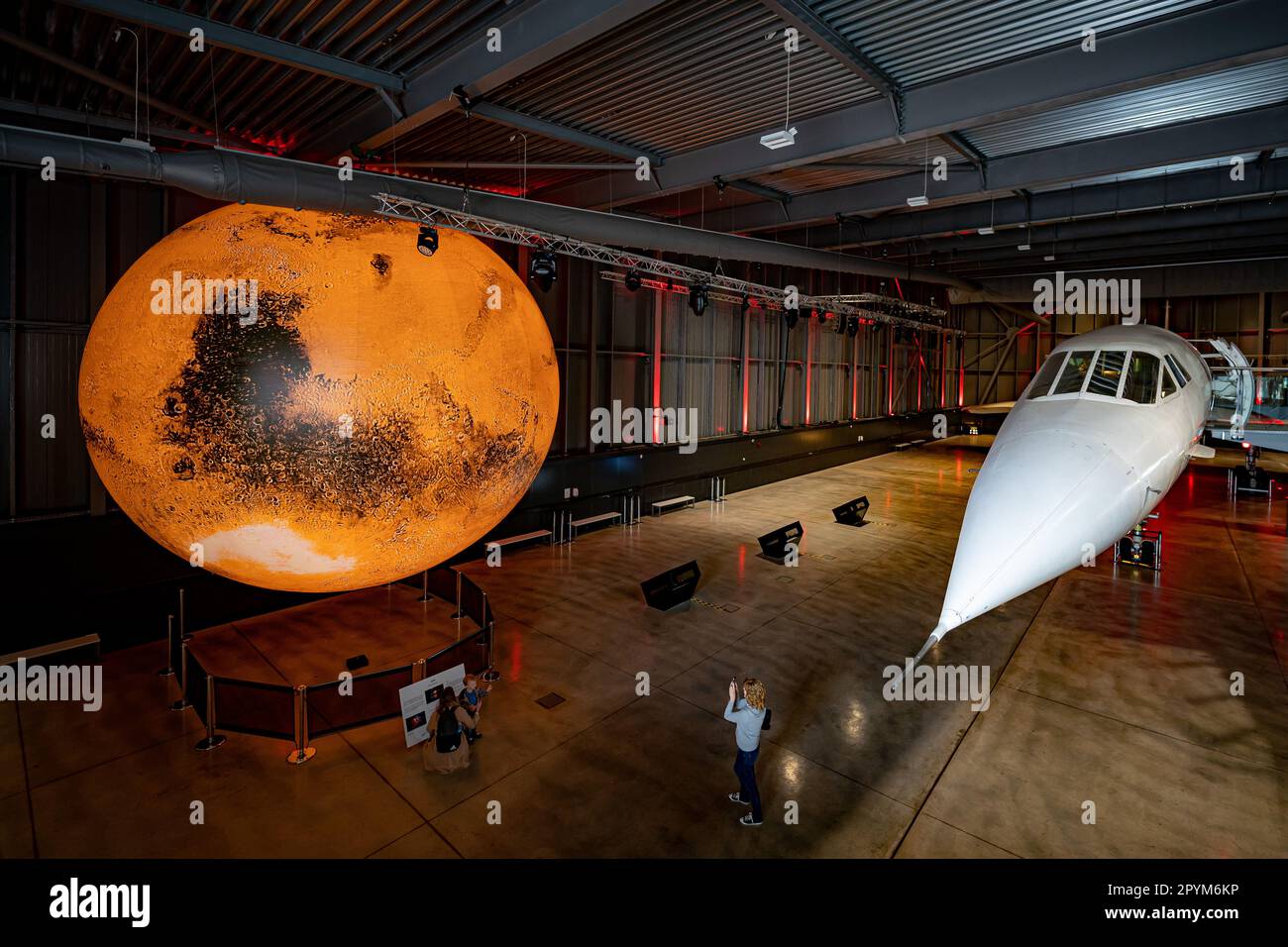 Menschen fotografieren die Mars-Installation des Künstlers Luke Jerram bei Aerospace Bristol, als Teil einer neuen Ausstellung „Journey to Mars“. Die temporäre Ausstellung feiert den 20. Jahrestag des Mars Express, Europas erste Mission zum Mars, mit Modellen des Mars Express Orbiter und der Beagle 2 Lander neben der Skulptur des Künstlers Mars. Foto: Donnerstag, 4. Mai 2023. Stockfoto Menschen fotografieren die Mars-Installation des Künstlers Luke Jerram bei Aerospace Bristol, als Teil einer neuen Ausstellung „Journey to Mars“. Die temporäre Ausstellung feiert den 20. Jahrestag des Mars Express, Europas erste Mission zum Mars, mit Modellen des Mars Express Orbiter und der Beagle 2 Lander neben der Skulptur des Künstlers Mars. Foto: Donnerstag, 4. Mai 2023. Stockfoto