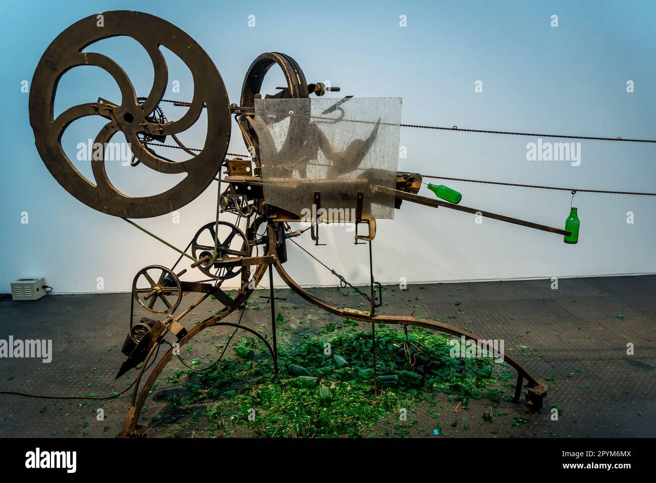 Bremsflaschen auf der Montagelinie, Kunst im Protest, destruktive Aktion als politische Erklärung, Jean Tinguely, das Museum Tinguely, Basel, Schweiz Stockfoto