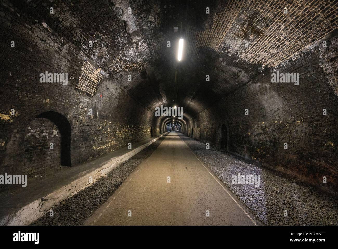 Im Headstone Tunnel auf dem Monsal Trail, Peak District National Park, Derbyshire, England Stockfoto