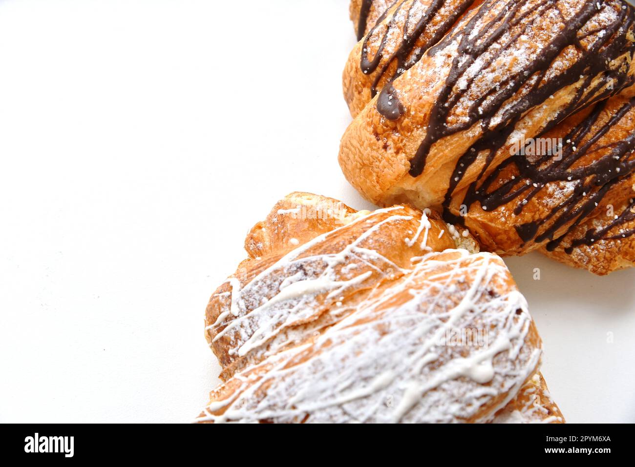 Croissant mit Schokolade auf weißem Hintergrund Stockfoto