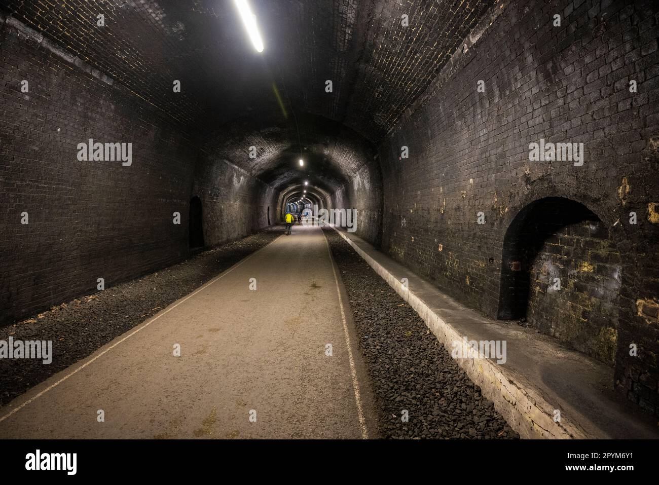 Radfahrer und Wanderer im Headstone Tunnel auf dem Monsal Trail, Peak District National Park, Derbyshire, England Stockfoto