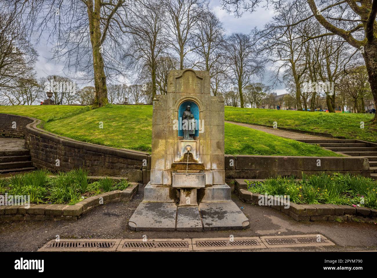 St. Ann's Well mit den „Pisten“ im Hintergrund, Buxton, Derbyshire, England Stockfoto