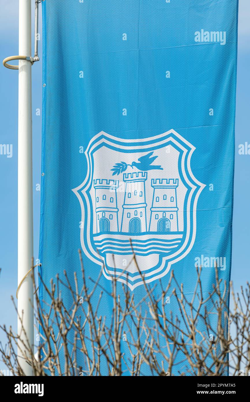 Novi Sad, Serbien - 29. März 2023: Flagge von Novi Sad, Stadt in Vojvodina, Serbien Stockfoto