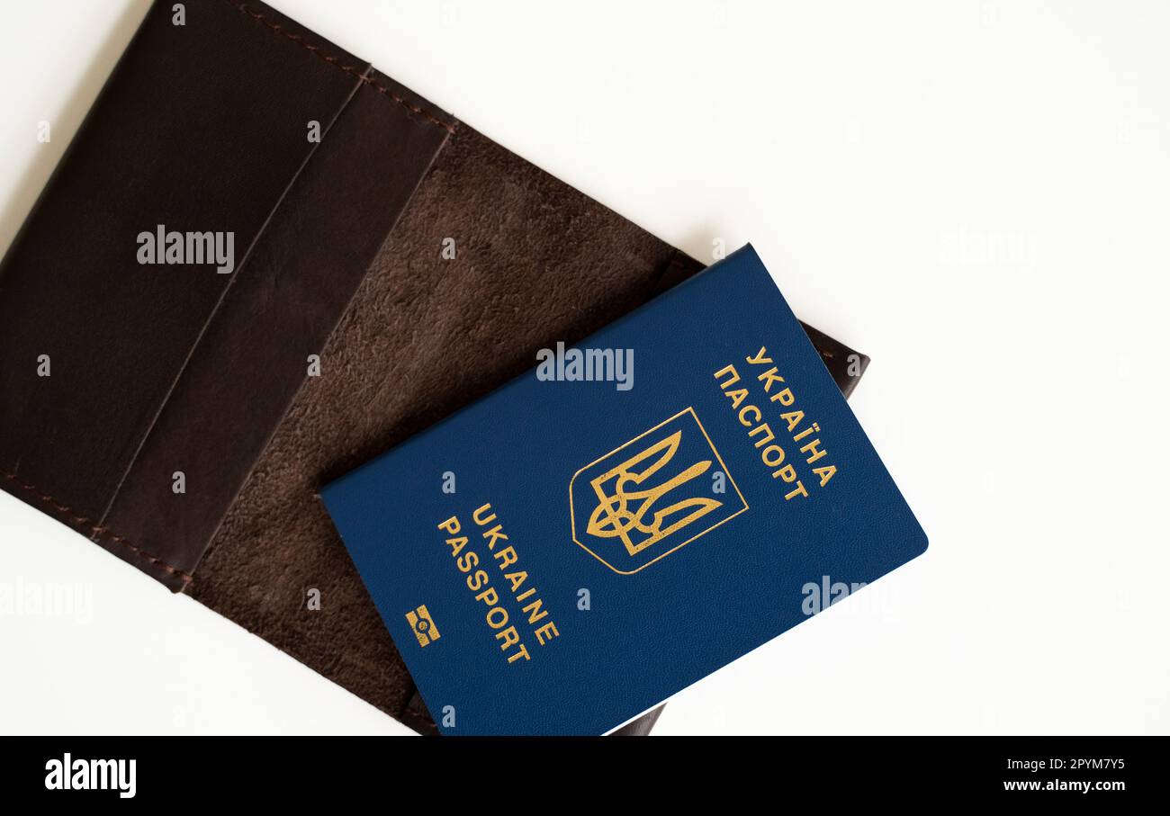 Ukrainischer biometrischer reisepass-ausweis mit einer Hülle aus echtem Leder auf weißem Hintergrund. Stockfoto