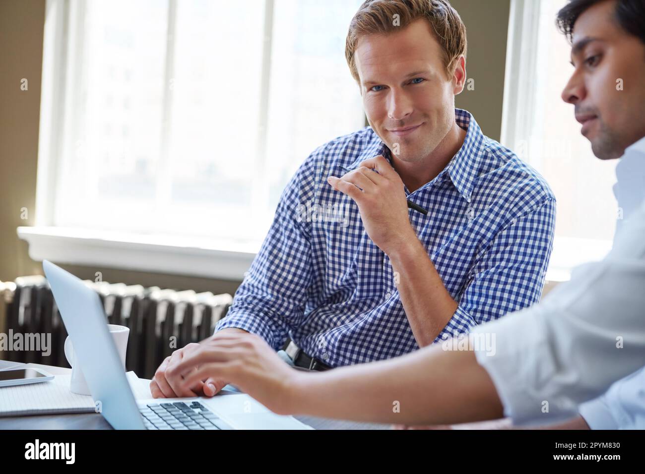 Jetzt zwei Unternehmen. Geschäftsleute, die in ihrem Büro arbeiten. Stockfoto