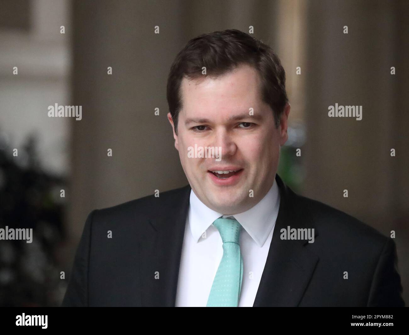 London, Großbritannien. 2. Mai 2023. Robert Jenrick, Staatsminister (Minister für Einwanderung) des Innenministeriums, kommt zur Kabinettssitzung Downing Street Nr. 10. Stockfoto