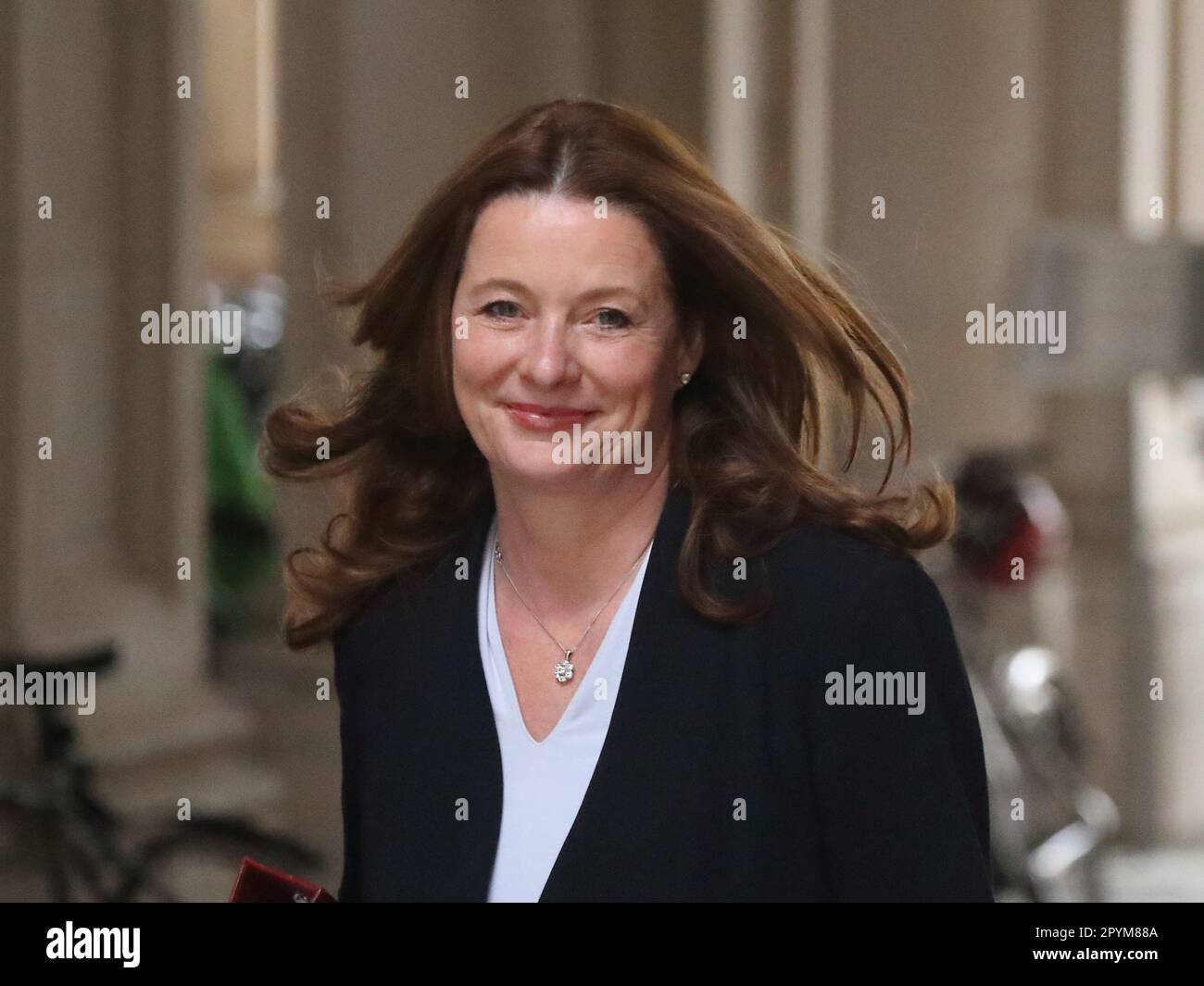 London, Großbritannien. 2. Mai 2023. Gillian Keegan, Staatssekretär für Bildung, kommt zur Kabinettssitzung Downing Street Nr. 10. Stockfoto