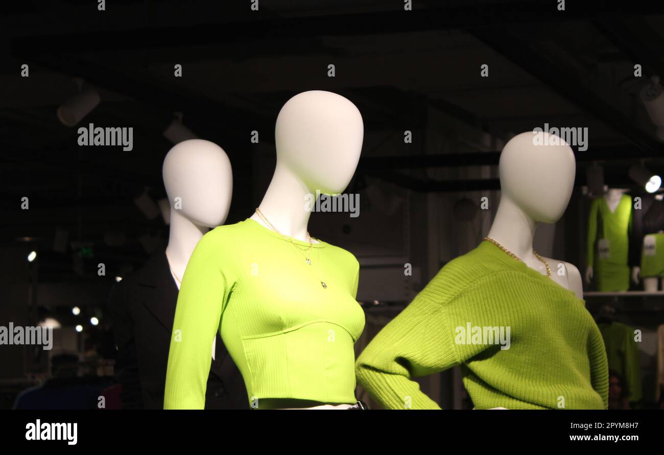 Eine Gruppe Schaufensterpuppen in Damenbekleidung in der Nähe der Showcases mit einer neuen Kollektion Stockfoto