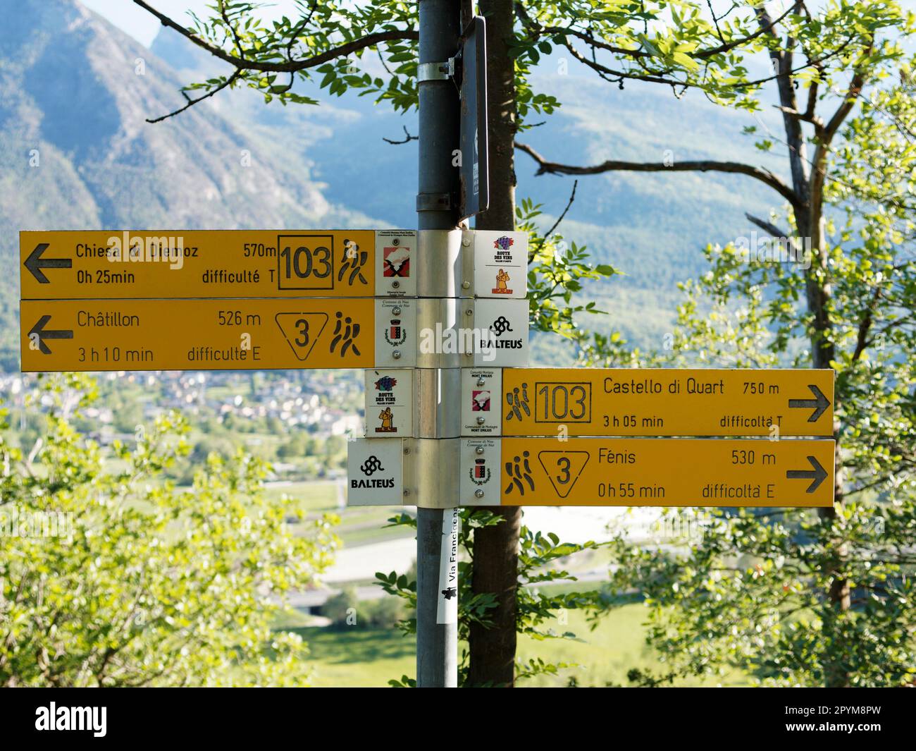 Schilder auf der Via Francigena Pilgerroute (auch bekannt als Camino nach Rom) in der Nähe von NUS im Aosta-Tal, NW Italien Stockfoto