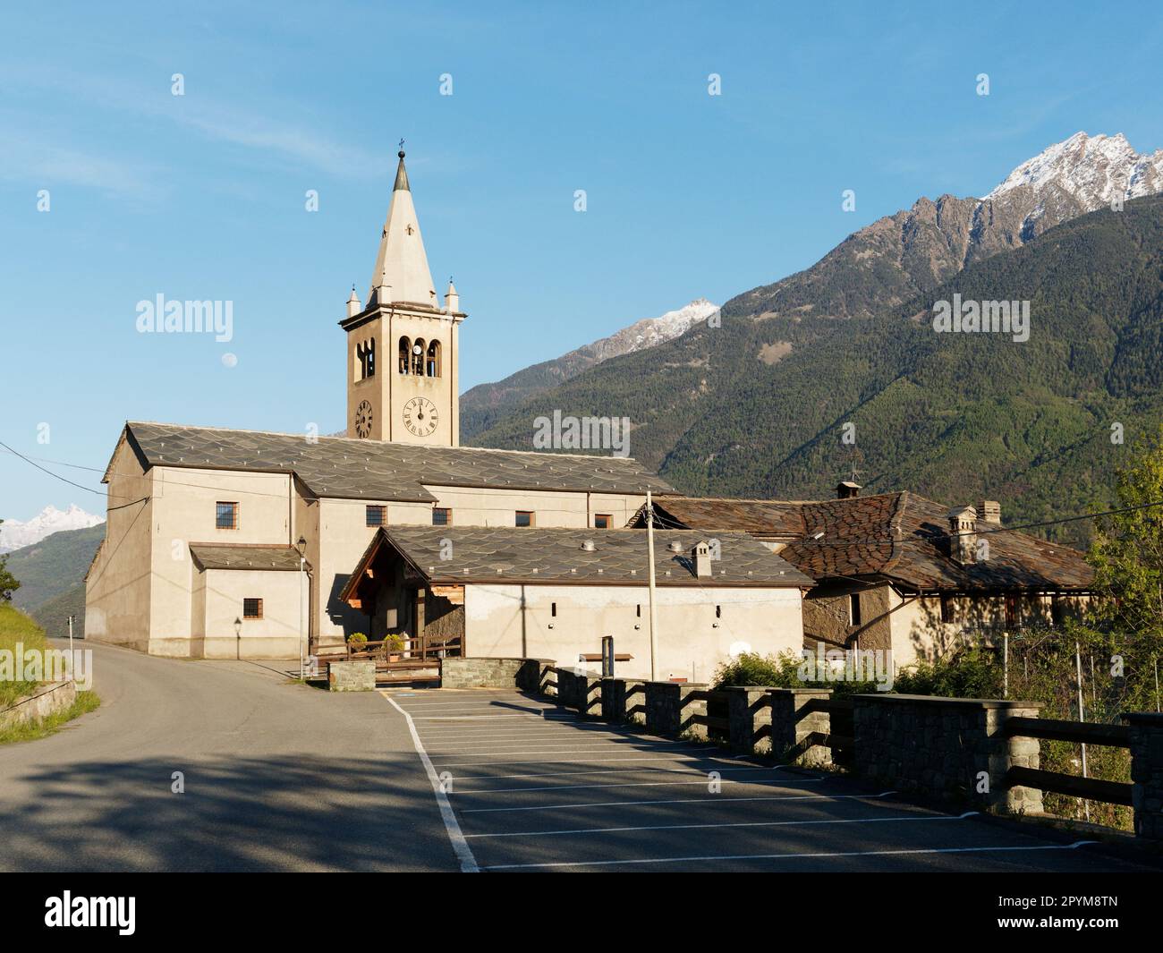 Diemoz-Kirche an der Via Francigena Pilgrimiage Route (auch bekannt als Camino nach Rom) mit Bergen im Frühling im Aostatal, NW Italien. Stockfoto