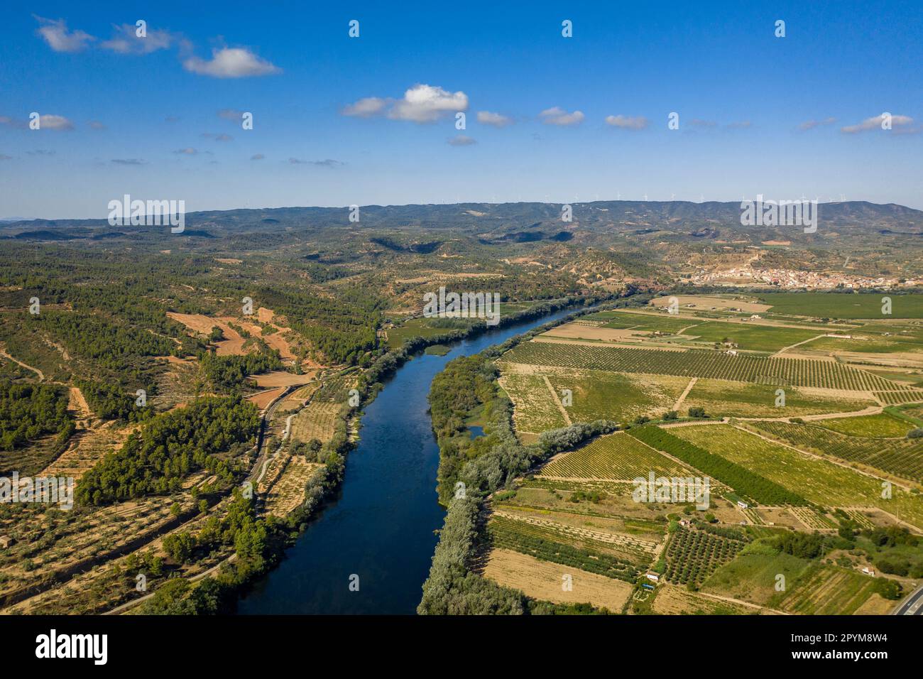 Luftaufnahme des Ebro-Tals von der Straße von Pas de l'ASE (Ribera d'Ebre, Tarragona, Katalonien, Spanien) Stockfoto