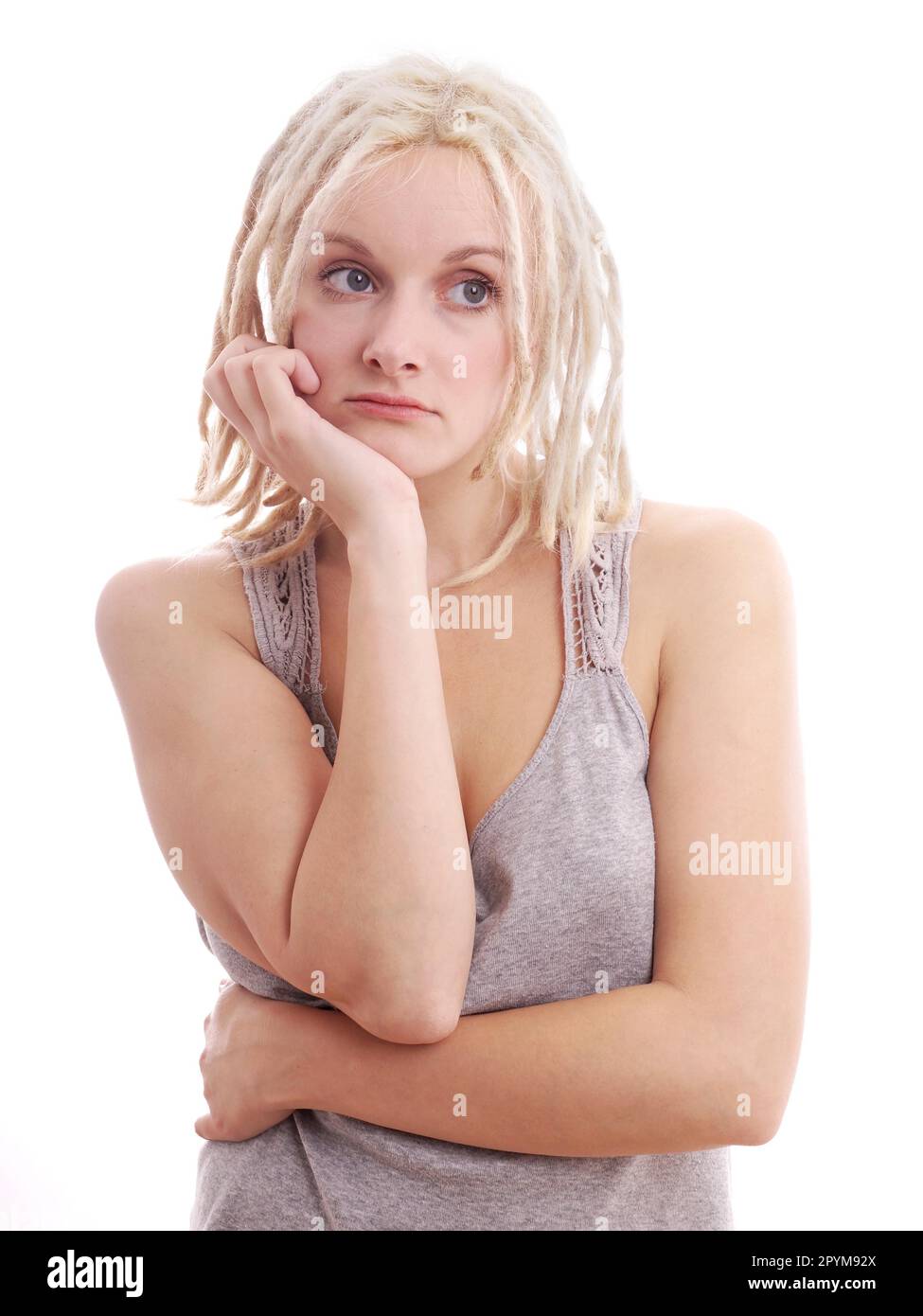 Junge Frau mit blonden Dreadlocks, die traurig und deprimiert aussehen Stockfoto