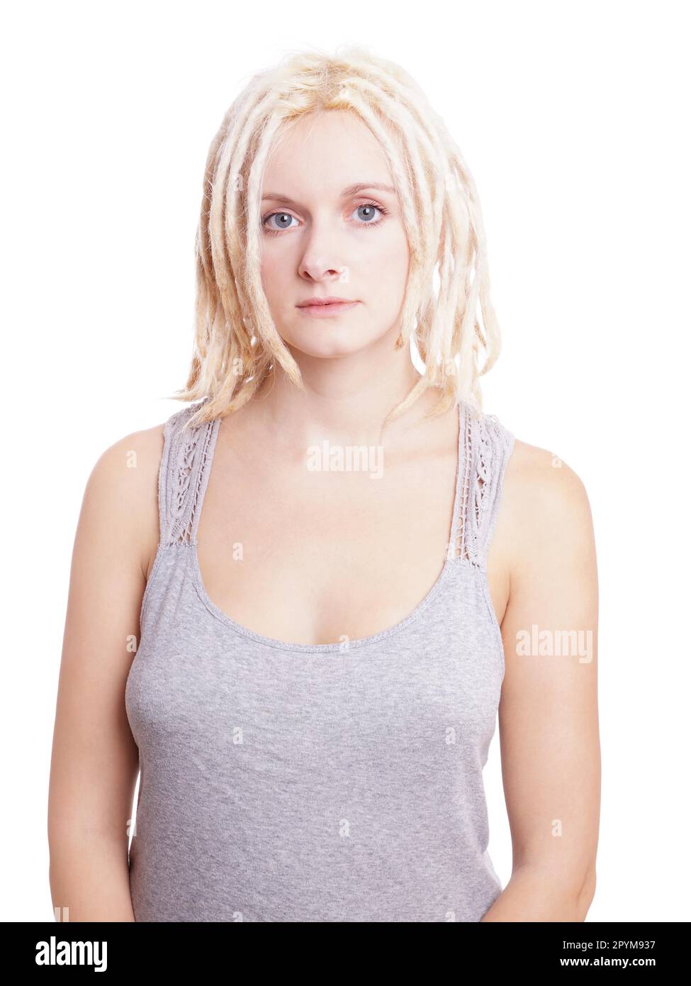Junge Frau mit blonden Furcht und neutralem Ausdruck Stockfoto