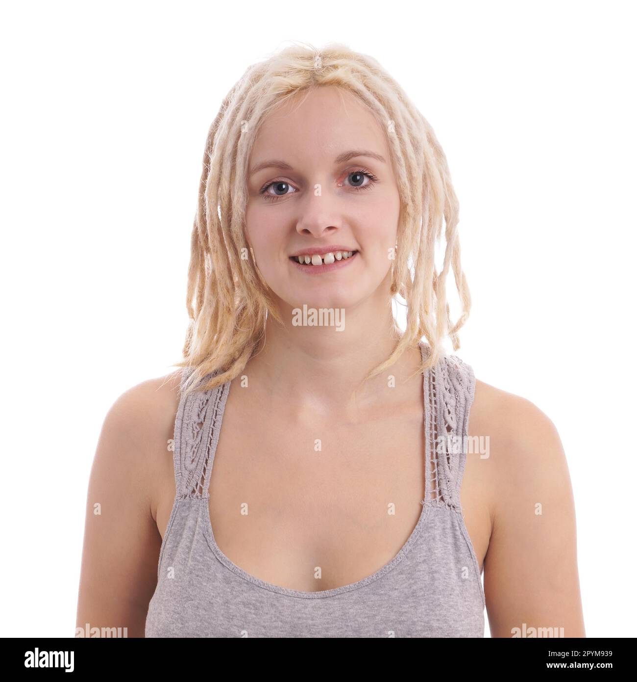 glückliche junge Frau mit blonden Dreadlocks oder Dreadlocks Stockfoto