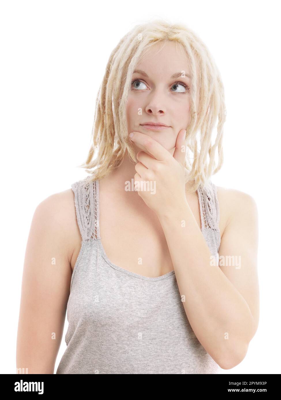 Junge Frau mit blonden Dreadlocks, die denken und aufschauen Stockfoto