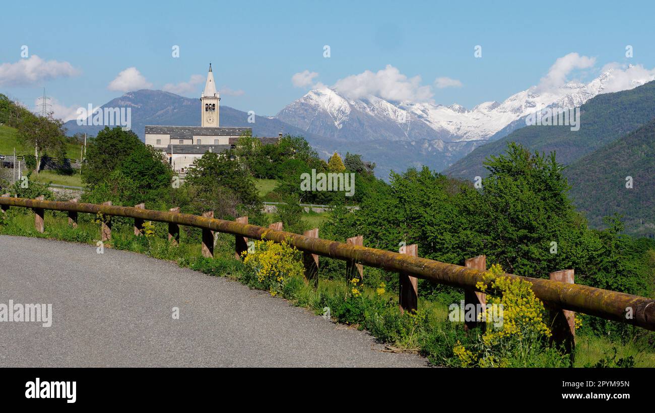 Diemoz-Kirche an der Via Francigena Pilgrimiage Route (auch bekannt als Camino nach Rom) mit Bergen im Frühling im Aostatal, NW Italien. Stockfoto