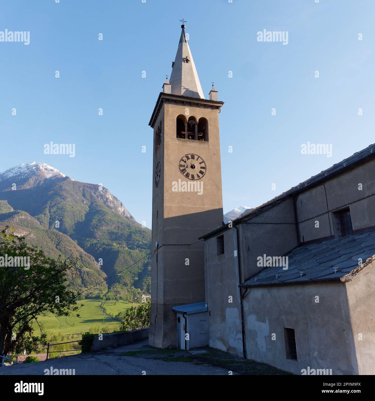 Diemoz-Kirche an der Via Francigena Pilgrimiage Route (auch bekannt als Camino nach Rom) mit Bergen im Frühling im Aostatal, NW Italien. Stockfoto