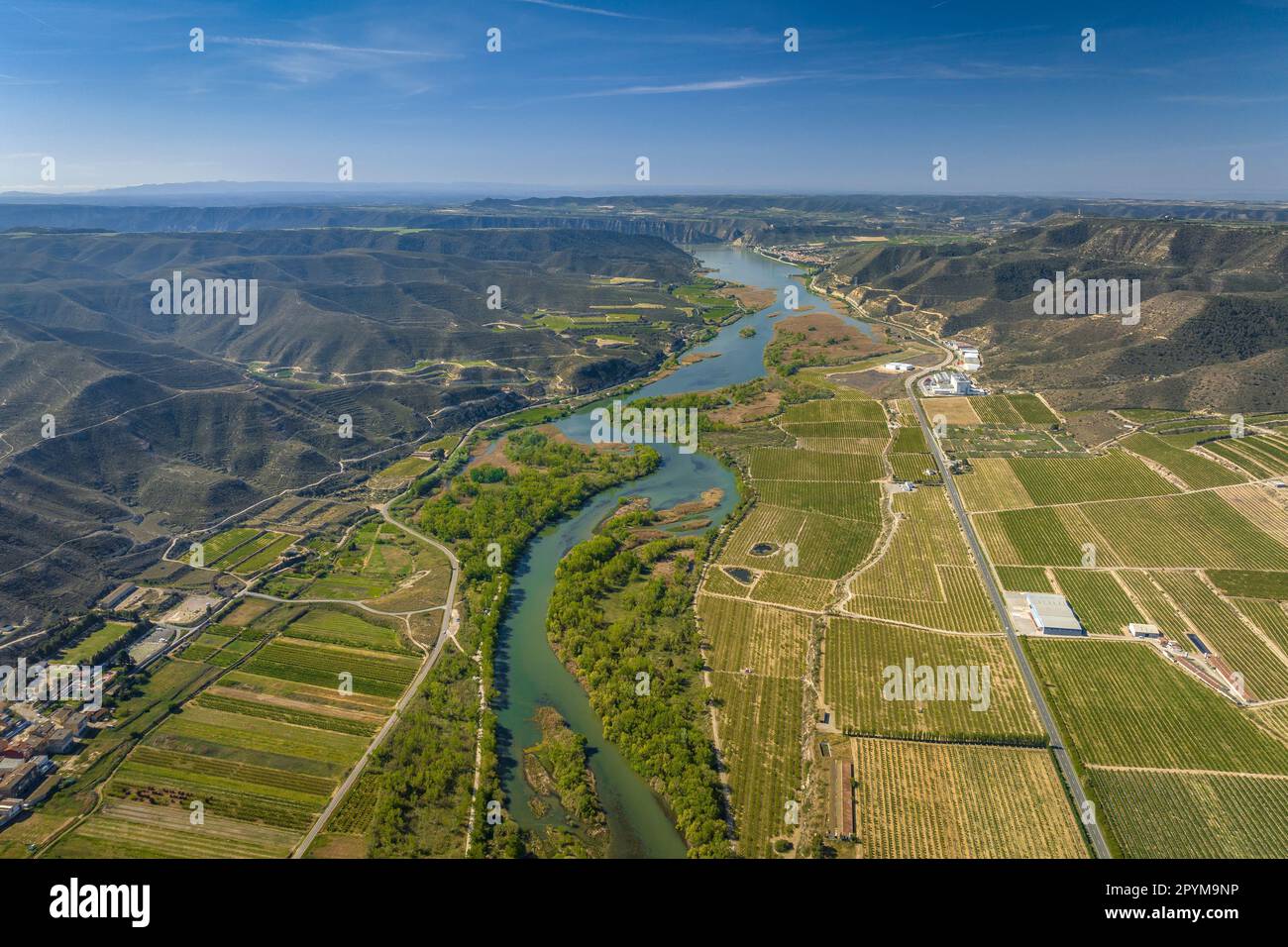 Luftaufnahme des Zusammenflusses zwischen den Flüssen Segre, Cinca und Ebro im Frühjahr (Segrià, Lleida, Katalonien, Spanien) Stockfoto