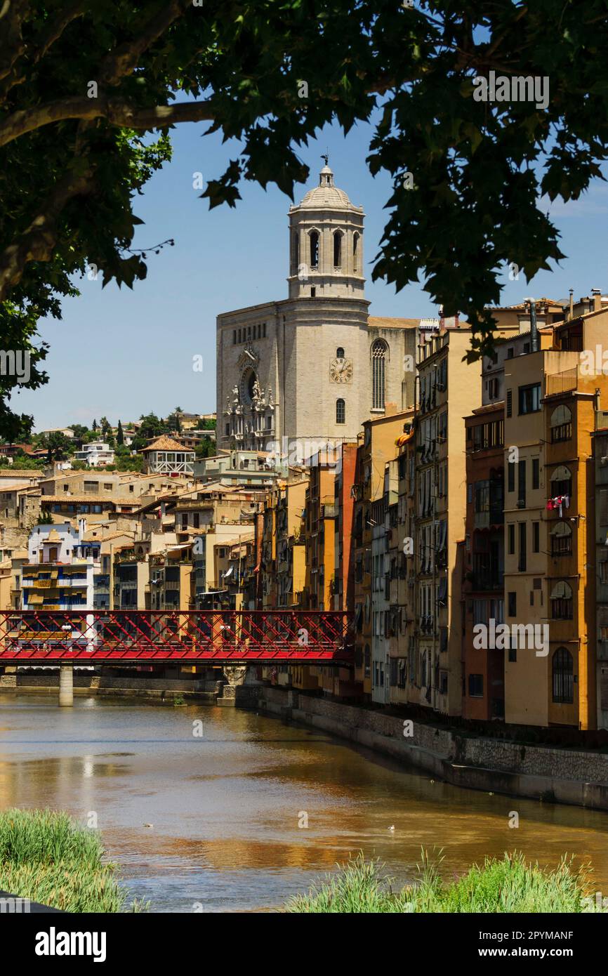 Brücke der Peixeterias Velles am Fluss Onyar, mit der Kathedrale im Hintergrund, Girona, Katalonien, spanien, europa Stockfoto