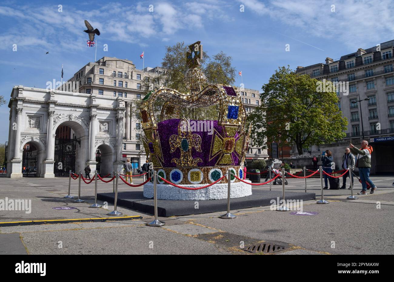 London, Großbritannien. 4. Mai 2023 Eine riesige Kroneninstallation schmückt Marble Arch vor der Krönung von König Karl III Kredit: Vuk Valcic/Alamy Live News Stockfoto