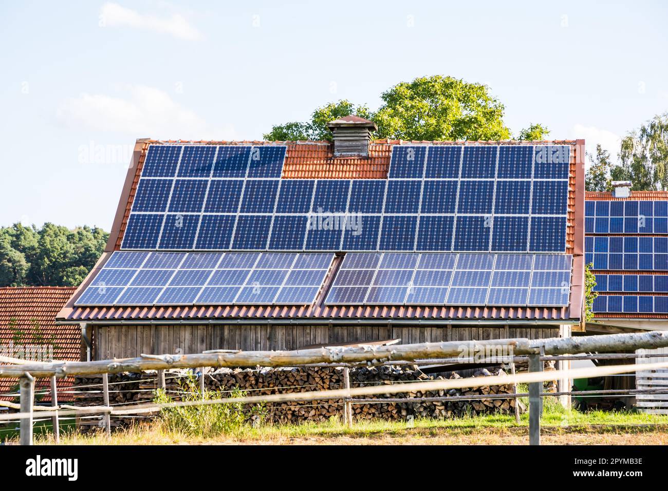 Alternative Energiegewinnung auf einem Bauernhof Stockfoto