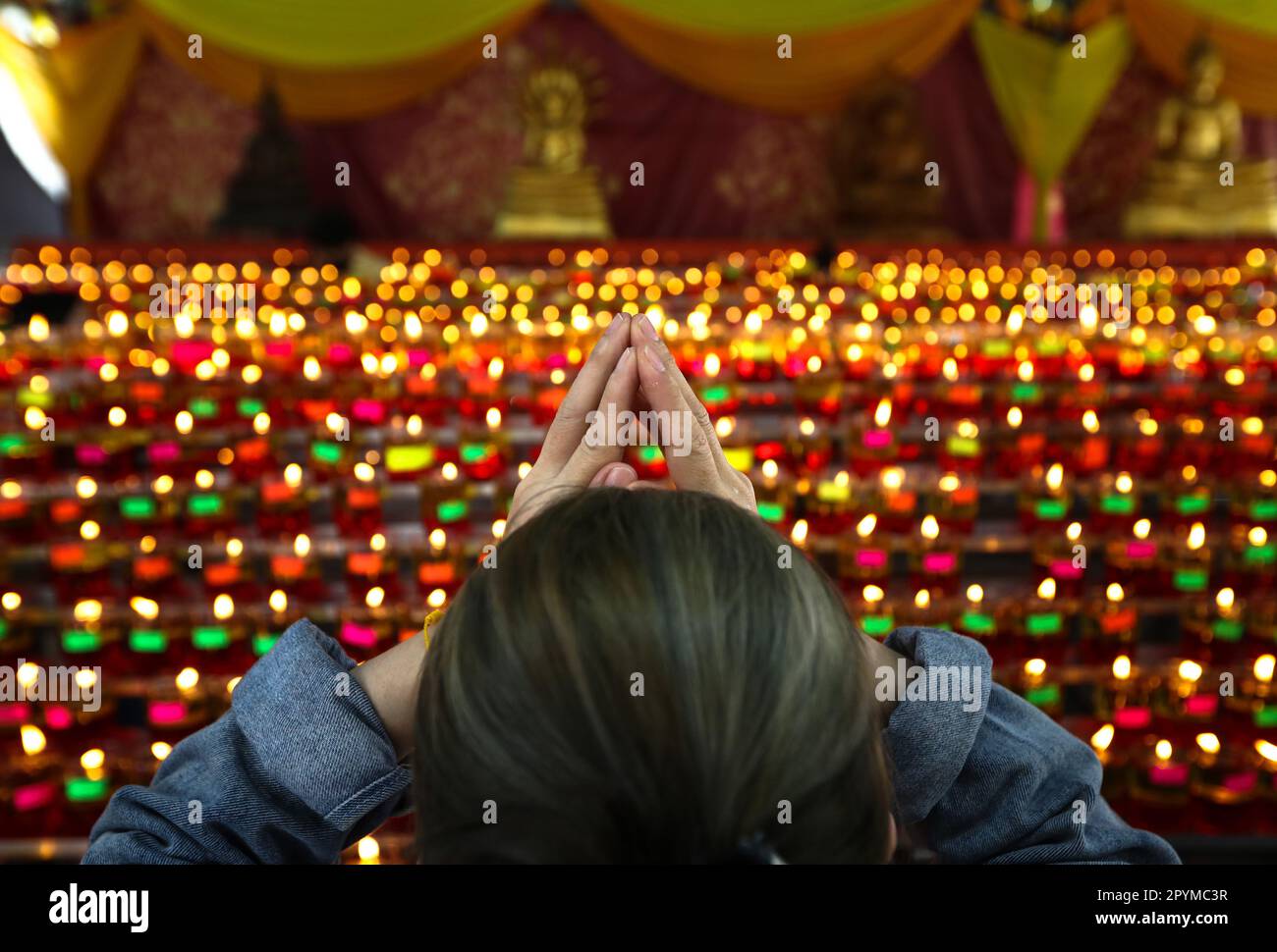 Kuala Lumpur, Malaysia. 04. Mai 2023. Ein Gläubiger betet während der Wesak Day-Feiern im buddhistischen Chetawan-Tempel in Petaling Jaya. Wesak, auch Vesak genannt, auch bekannt als Buddha Purnima oder Buddha Day, ist ein Tag, der von Buddhisten auf der ganzen Welt gefeiert wird, um den heiligen Vesak zu feiern, um die Geburt, Erleuchtung und das Ableben des Herrn Buddha vor 2.550 Jahren zu ehren. Kredit: SOPA Images Limited/Alamy Live News Stockfoto