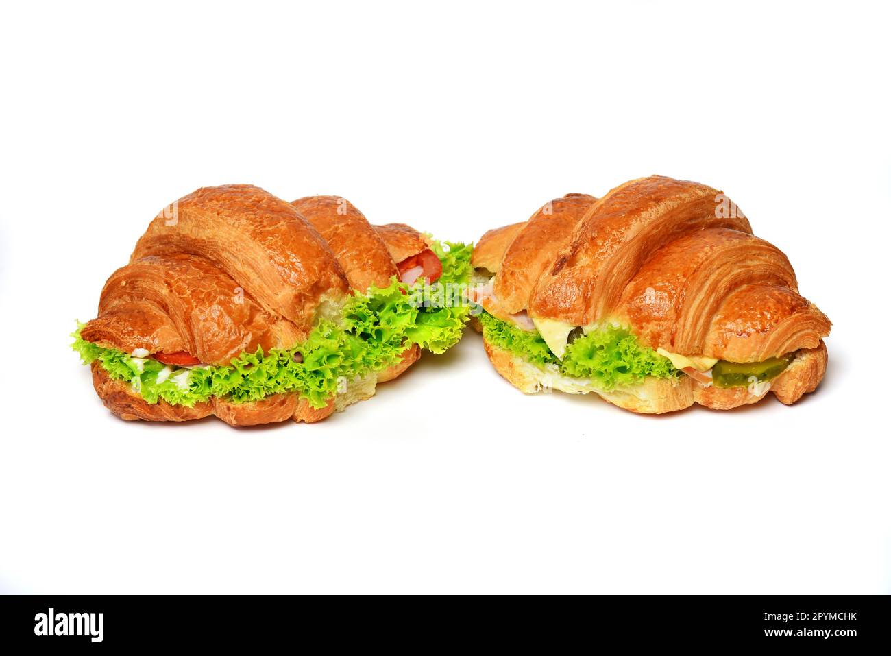 Croissants-Sandwich mit Salatblättern, Speck und Soßen auf weißem Hintergrund Stockfoto