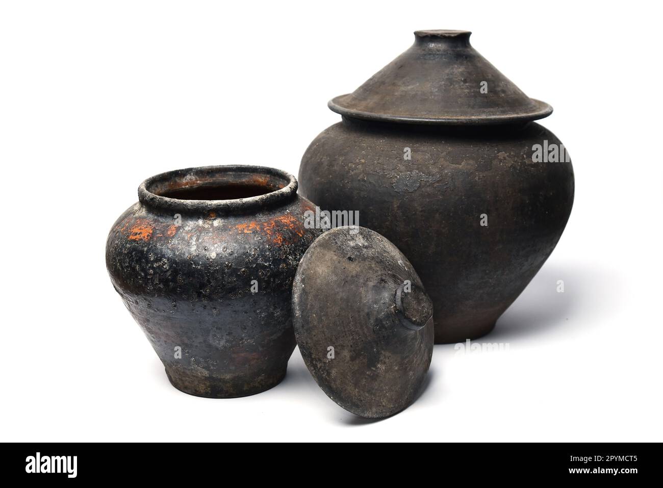 Zwei Keramiktöpfe auf weißem Hintergrund. Ukrainisches traditionelles altmodisches Geschirr. Stockfoto