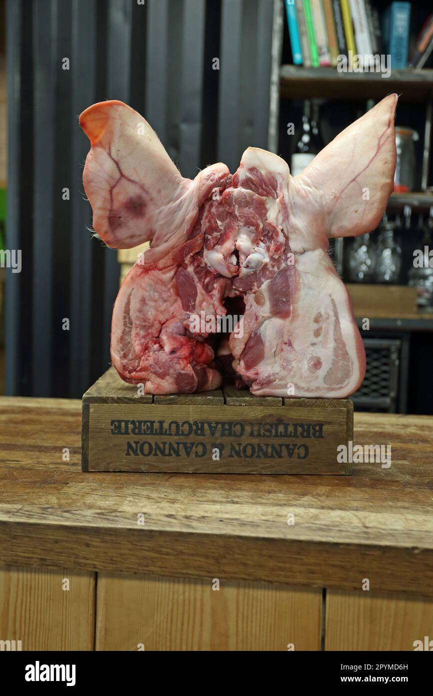 Schweinekopf auf Holzhacke, eintägiger Metzgerkurs Stockfoto