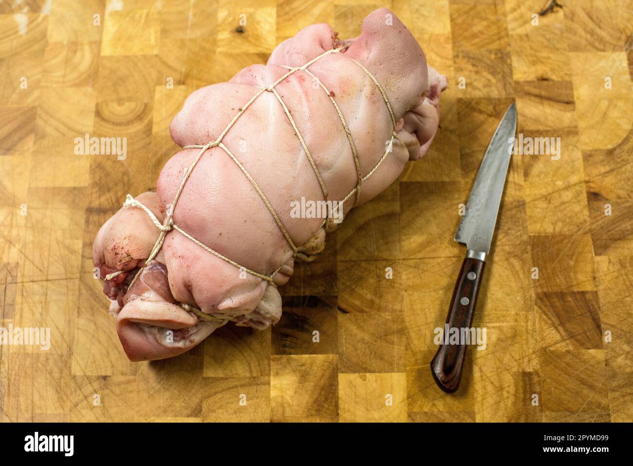 Rohe Porchetta di Testa, Schweinekopf-Roulade Stockfoto