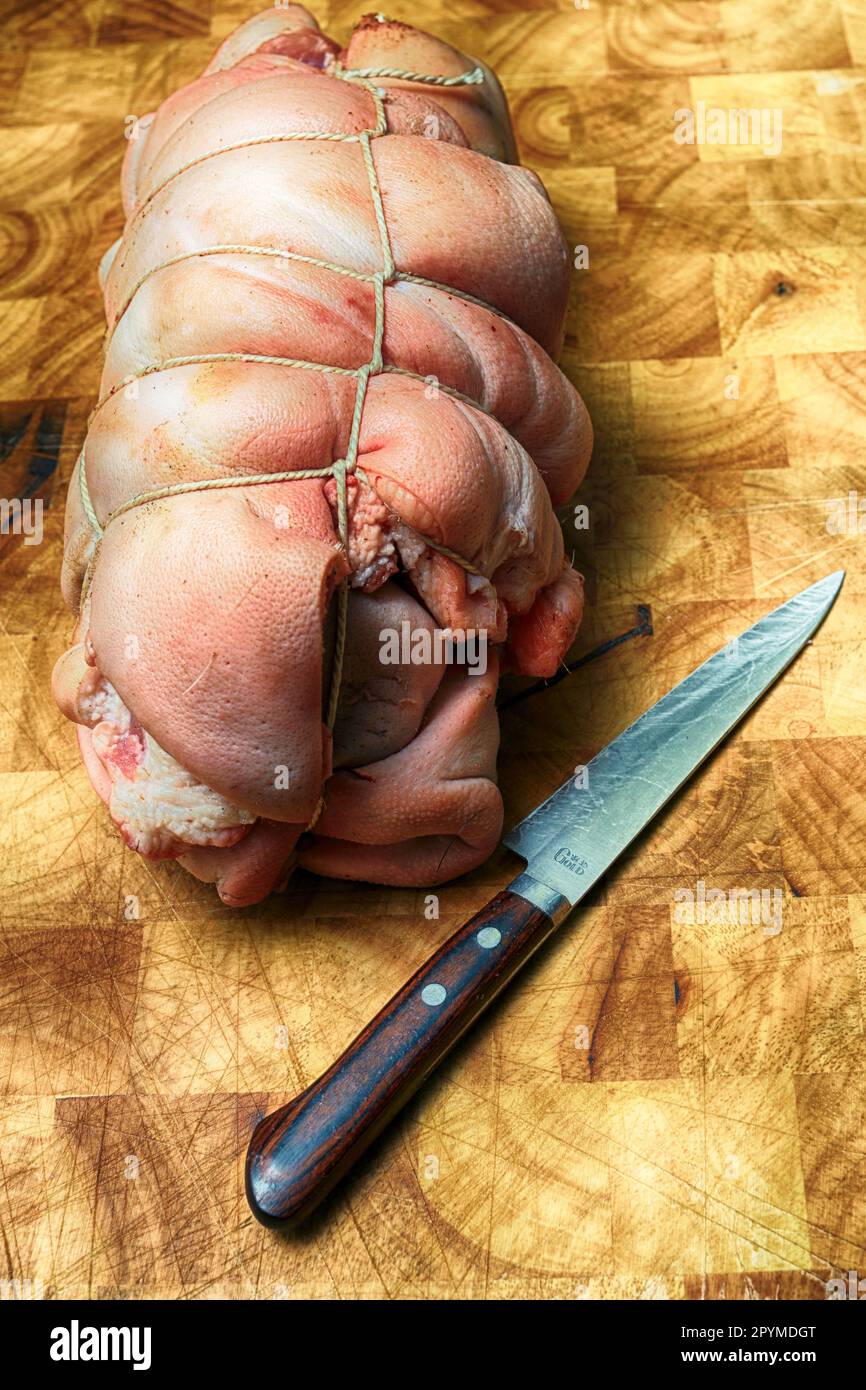 Rohe Porchetta di Testa, Schweinekopf-Roulade Stockfoto