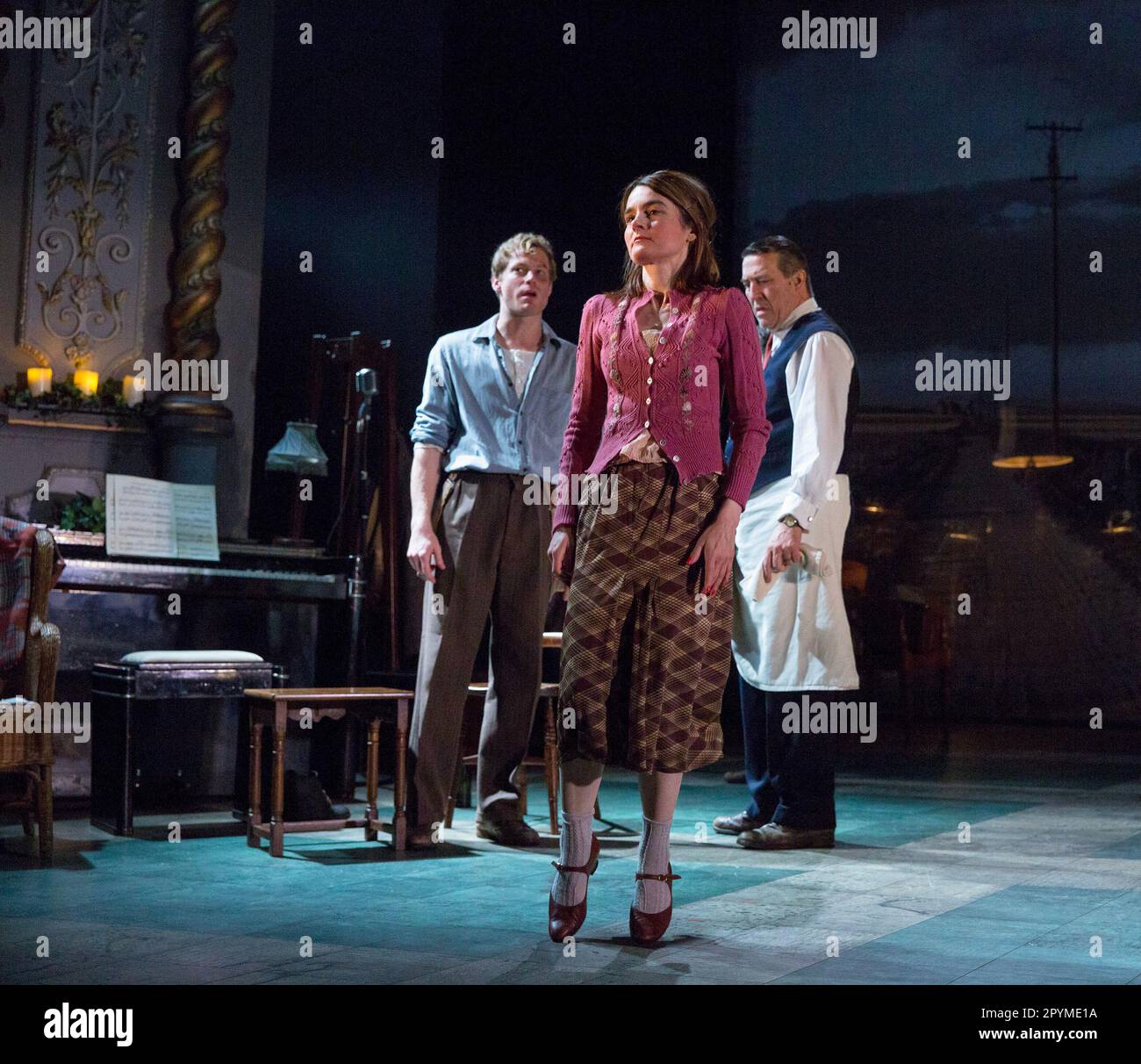 l-r: Sam Reid (Gene Laine), Shirley Henderson (Elizabeth Laine), Ciaran Hinds (Nick Laine) in GIRL FROM THE NORTH COUNTRY von Conor McPherson im Old Vic Theatre, London SE1 26/07/2017 Musik und Texte: Bob Dylan Design: Rae Smith Beleuchtung: Mark Henderson Bewegung: Lucy Hind Regisseur: Conor McPherson Stockfoto