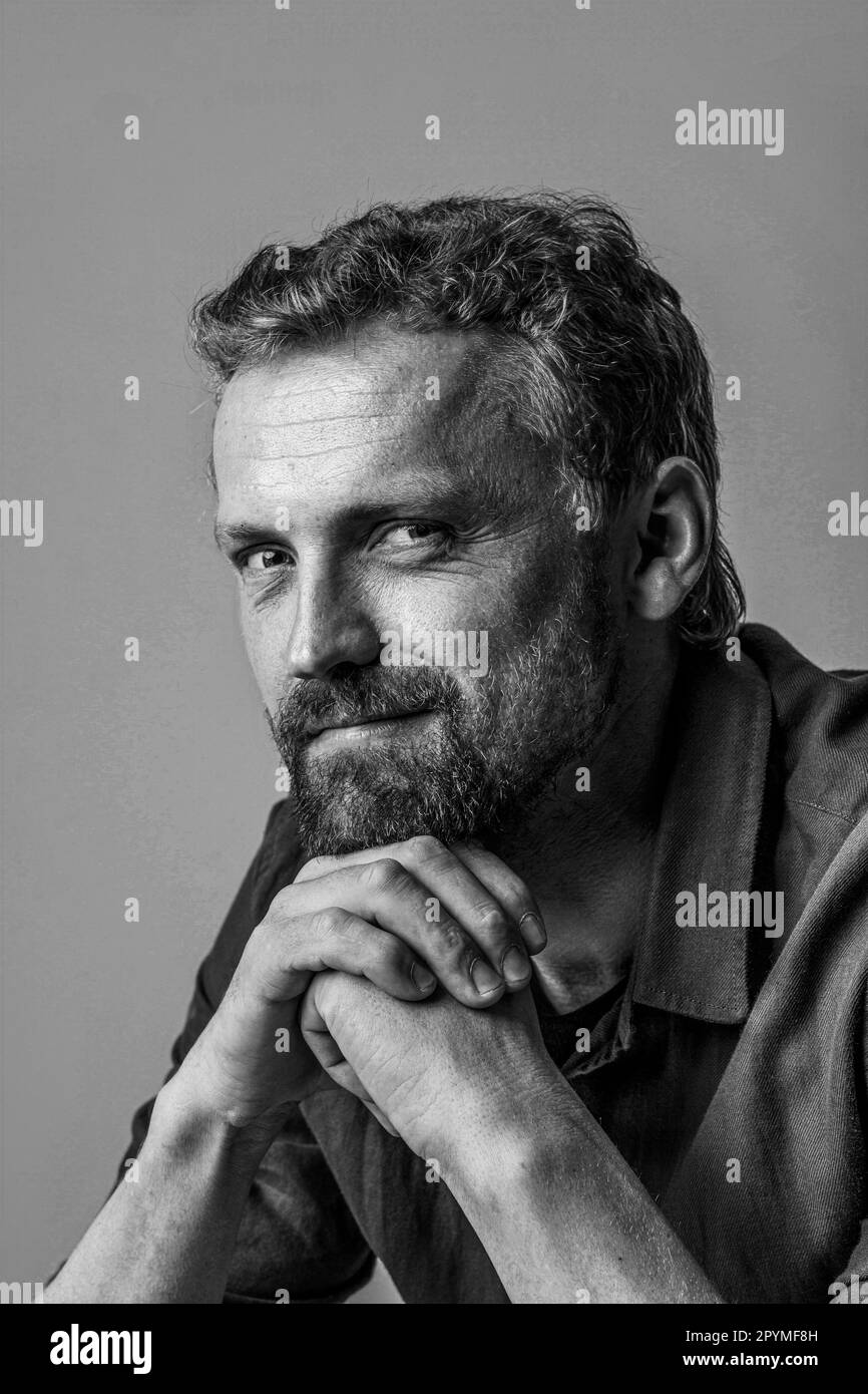 Süßer und gutaussehender weißer Mann, der im Fotostudio posiert, mit den Händen zusammen. Schwarzweißfoto mit weißem Hintergrund, vielseitig und zeitlos für jedes Projekt. Hochwertiges Foto Stockfoto Süßer und gutaussehender weißer Mann, der im Fotostudio posiert, mit den Händen zusammen. Schwarzweißfoto mit weißem Hintergrund, vielseitig und zeitlos für jedes Projekt. Hochwertiges Foto Stockfoto