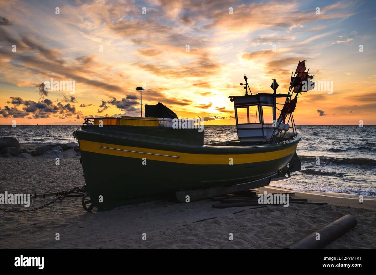 Schöner Morgenblick an der polnischen Küste in Gdynia. Schiff auf einem Sandstrand am Morgen. Stockfoto