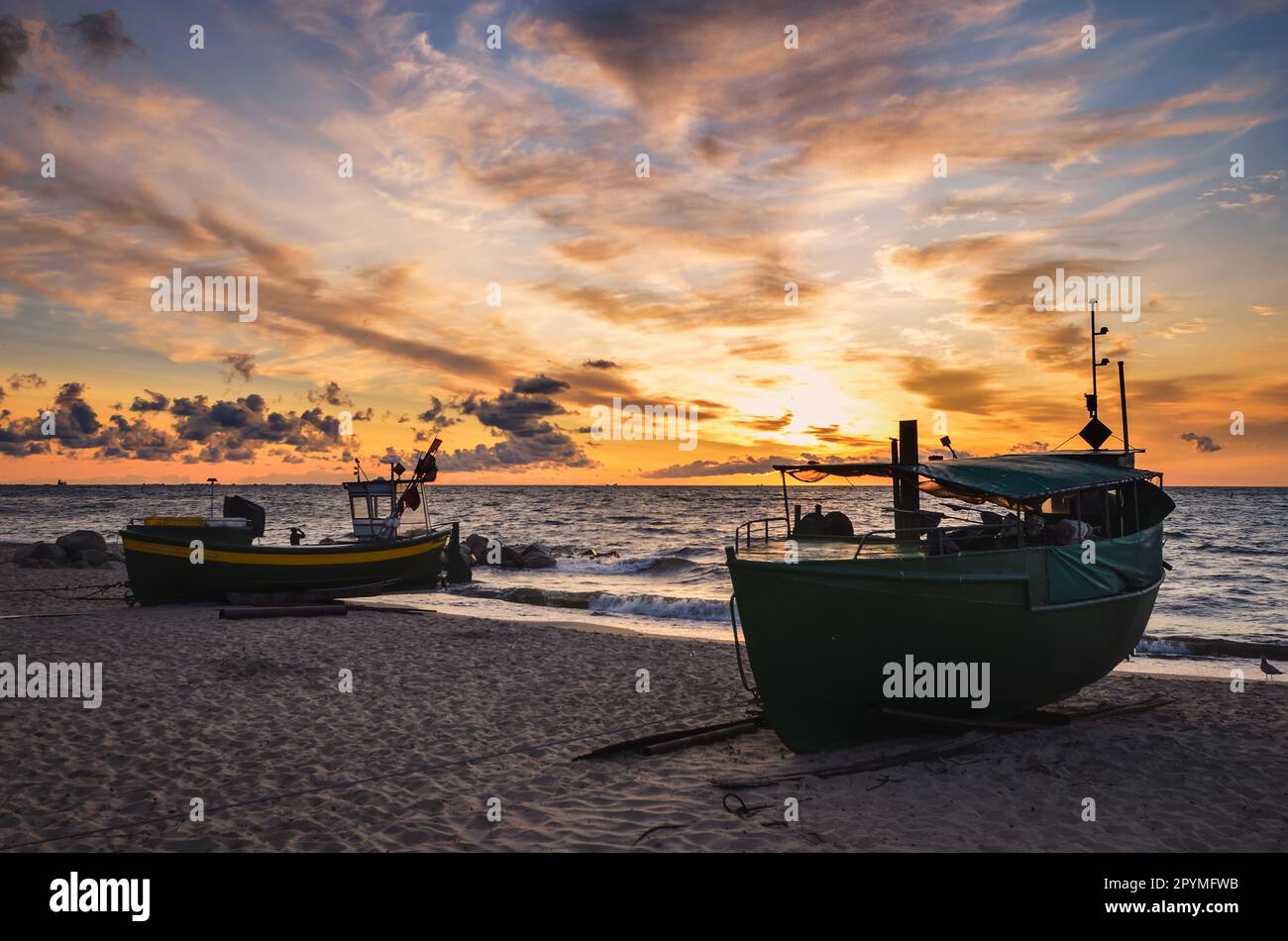 Schöner Morgenblick an der polnischen Küste in Gdynia. Schiffe am Morgen auf einem Sandstrand. Stockfoto