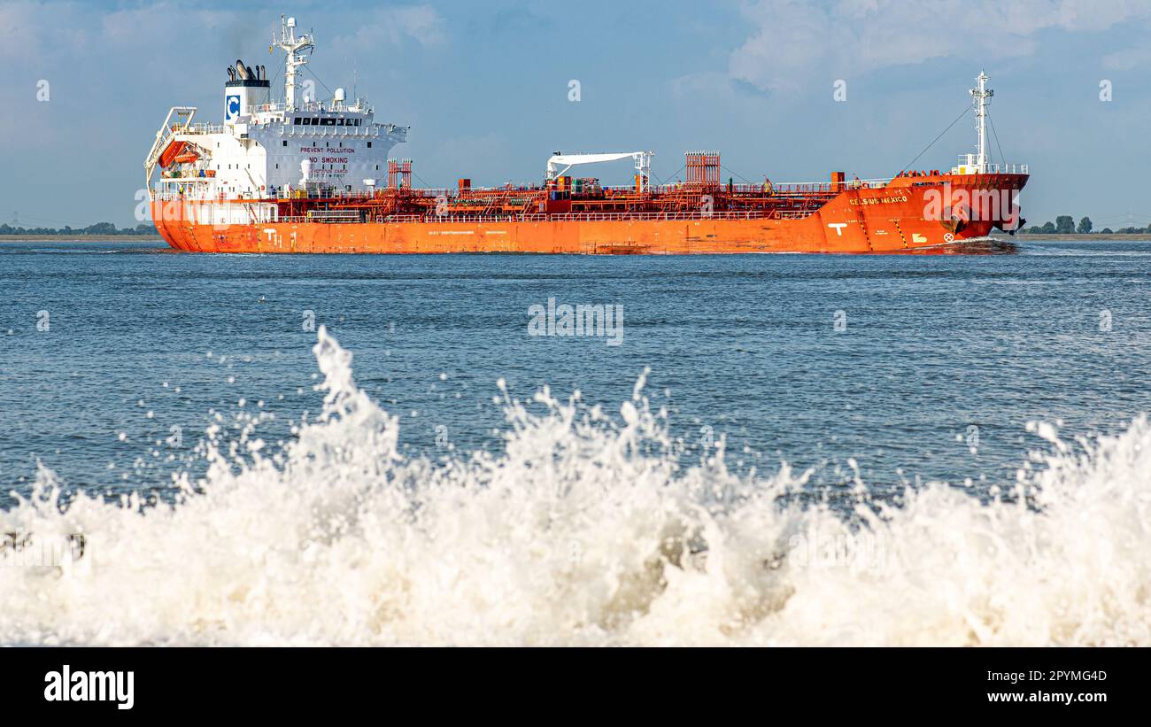 Schiffe in der Nähe der Küste - eine majestätische Szene, die perfekt die Schönheit der Küstenlandschaften und die Anmut von Seeschiffen zeigt Stockfoto