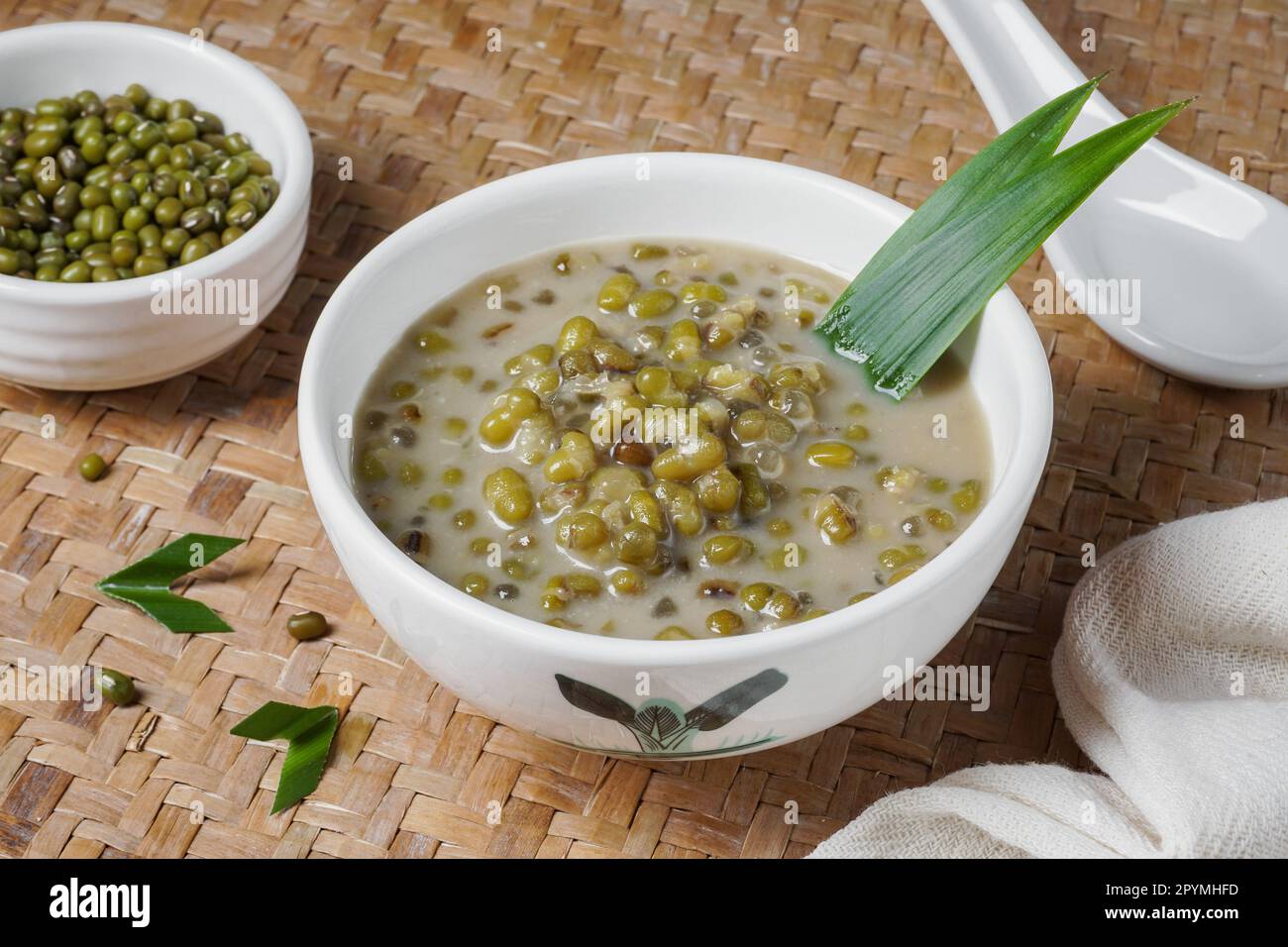 Köstlicher süßer Haferbrei Mung Seans oder malaysische Menschen namens Bubur Kacang Hijau ist ein traditionelles malaysisches und indonesisches Dessert Stockfoto