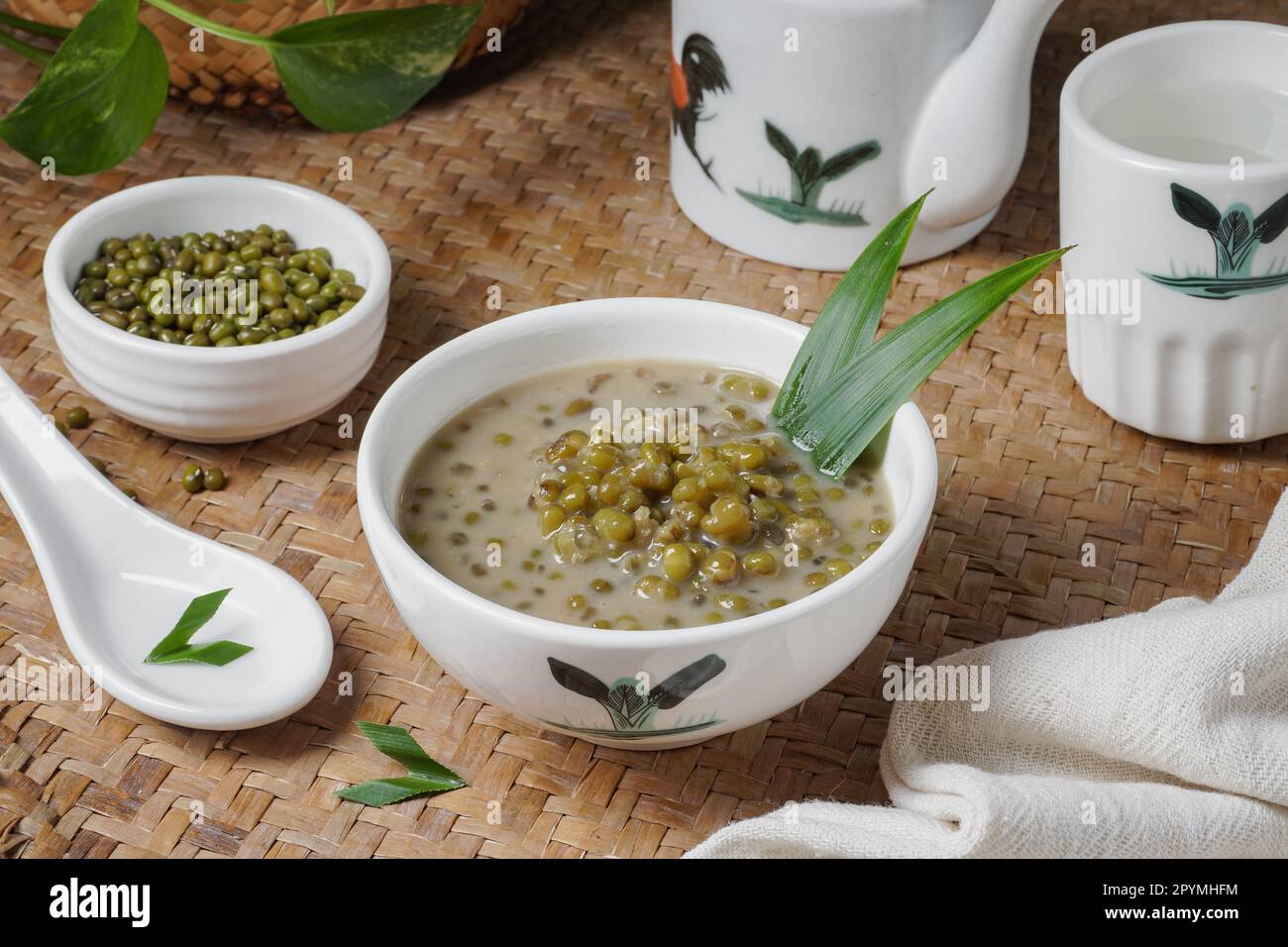 Köstlicher süßer Haferbrei Mung Seans oder malaysische Menschen namens Bubur Kacang Hijau ist ein traditionelles malaysisches und indonesisches Dessert Stockfoto